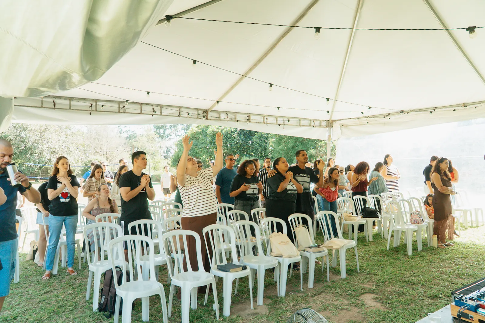 Igreja reunida na tenda do acampamento